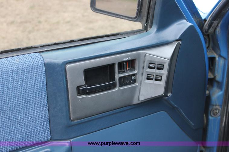 image for item J2310 1991 Chevrolet S10 Blazer Tahoe SUV