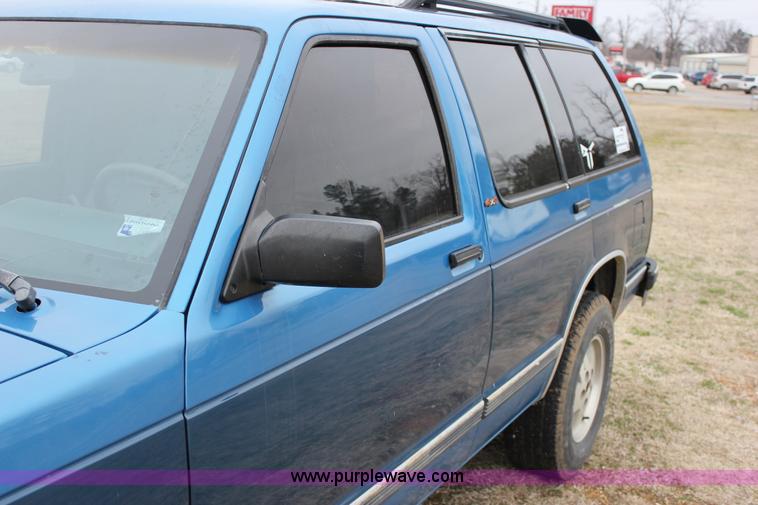 image for item J2310 1991 Chevrolet S10 Blazer Tahoe SUV