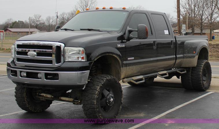 image for item J2311 2006 Ford F350 Super Duty Lariat Crew Cab pickup truck