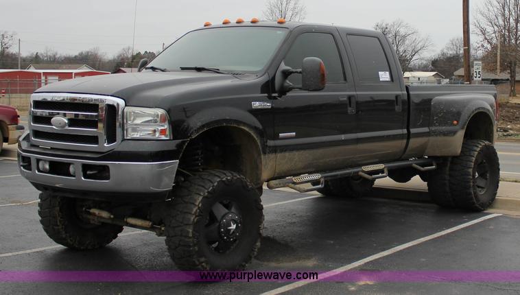 image for item J2311 2006 Ford F350 Super Duty Lariat Crew Cab pickup truck