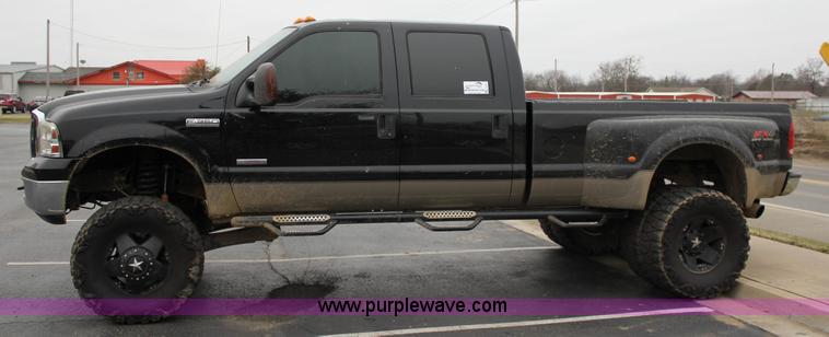 image for item J2311 2006 Ford F350 Super Duty Lariat Crew Cab pickup truck