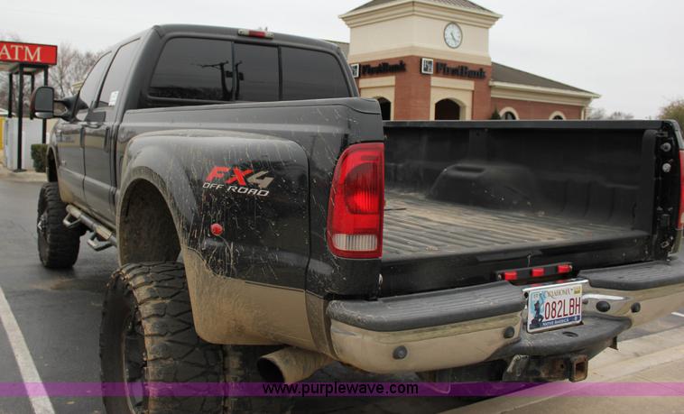 image for item J2311 2006 Ford F350 Super Duty Lariat Crew Cab pickup truck