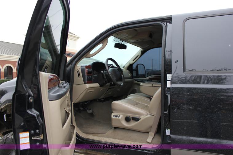 image for item J2311 2006 Ford F350 Super Duty Lariat Crew Cab pickup truck