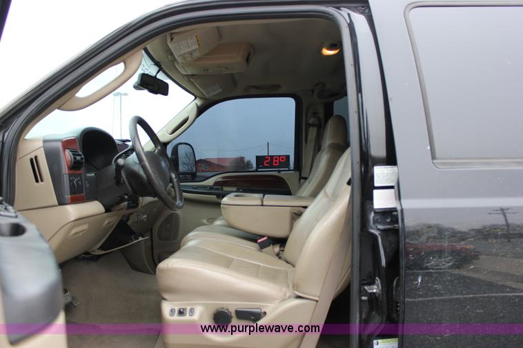 image for item J2311 2006 Ford F350 Super Duty Lariat Crew Cab pickup truck