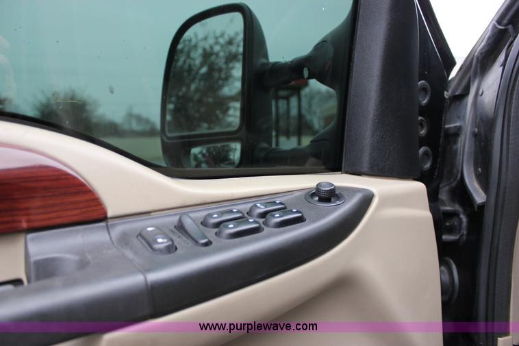 image for item J2311 2006 Ford F350 Super Duty Lariat Crew Cab pickup truck