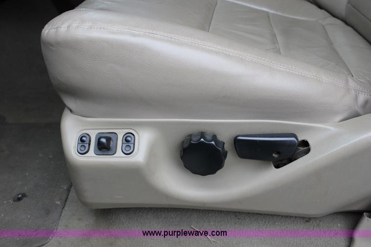 image for item J2311 2006 Ford F350 Super Duty Lariat Crew Cab pickup truck