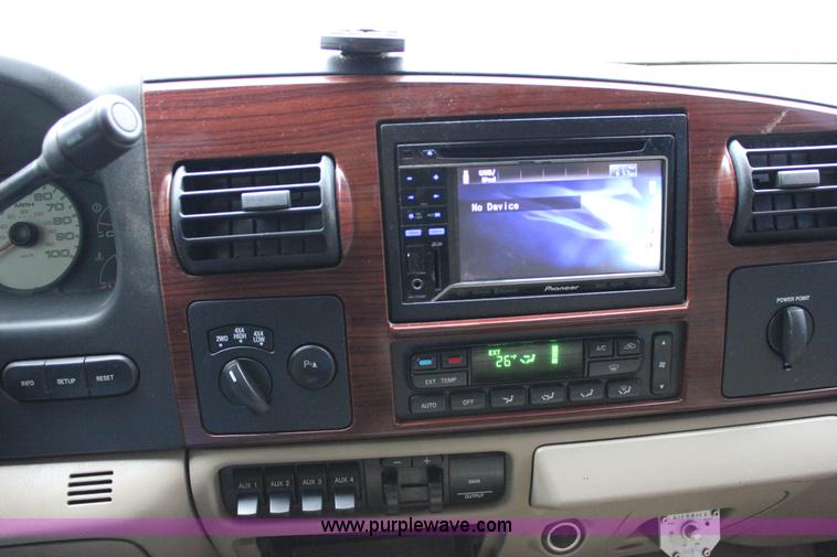 image for item J2311 2006 Ford F350 Super Duty Lariat Crew Cab pickup truck