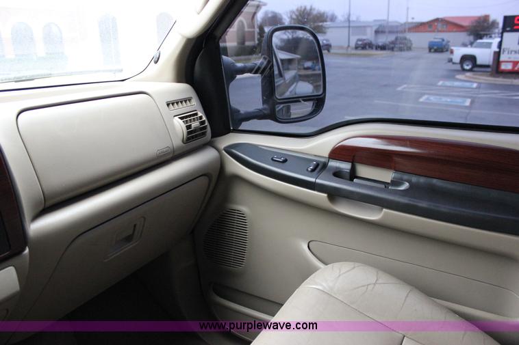 image for item J2311 2006 Ford F350 Super Duty Lariat Crew Cab pickup truck