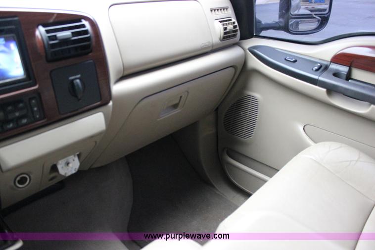 image for item J2311 2006 Ford F350 Super Duty Lariat Crew Cab pickup truck