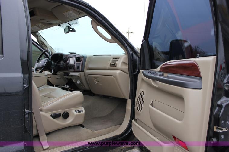 image for item J2311 2006 Ford F350 Super Duty Lariat Crew Cab pickup truck