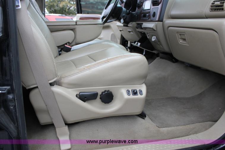 image for item J2311 2006 Ford F350 Super Duty Lariat Crew Cab pickup truck