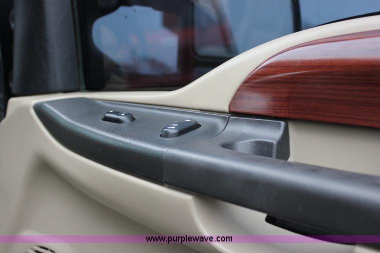 image for item J2311 2006 Ford F350 Super Duty Lariat Crew Cab pickup truck