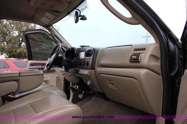 image for item J2311 2006 Ford F350 Super Duty Lariat Crew Cab pickup truck