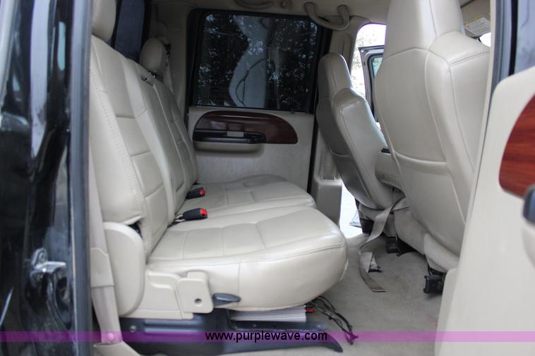 image for item J2311 2006 Ford F350 Super Duty Lariat Crew Cab pickup truck