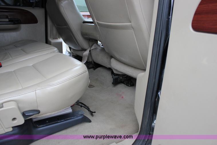 image for item J2311 2006 Ford F350 Super Duty Lariat Crew Cab pickup truck