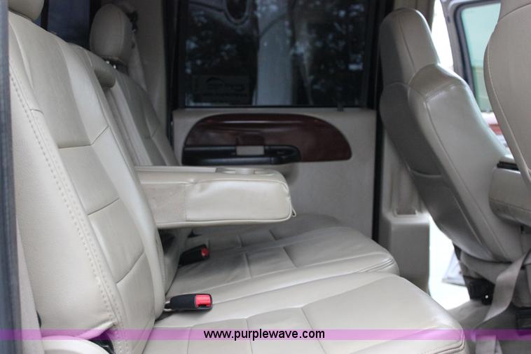 image for item J2311 2006 Ford F350 Super Duty Lariat Crew Cab pickup truck