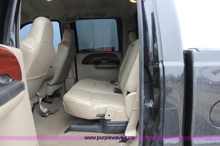 image for item J2311 2006 Ford F350 Super Duty Lariat Crew Cab pickup truck