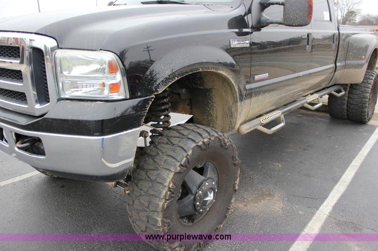 image for item J2311 2006 Ford F350 Super Duty Lariat Crew Cab pickup truck