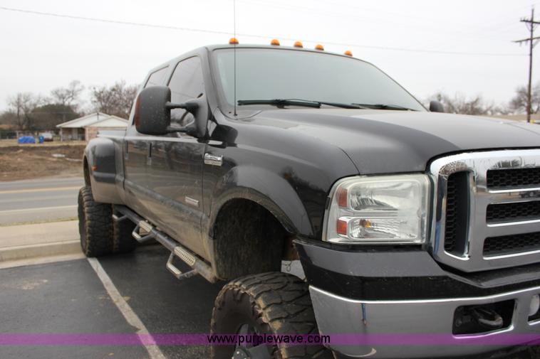 image for item J2311 2006 Ford F350 Super Duty Lariat Crew Cab pickup truck