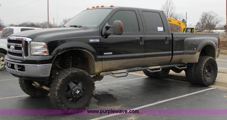 image for item J2311 2006 Ford F350 Super Duty Lariat Crew Cab pickup truck