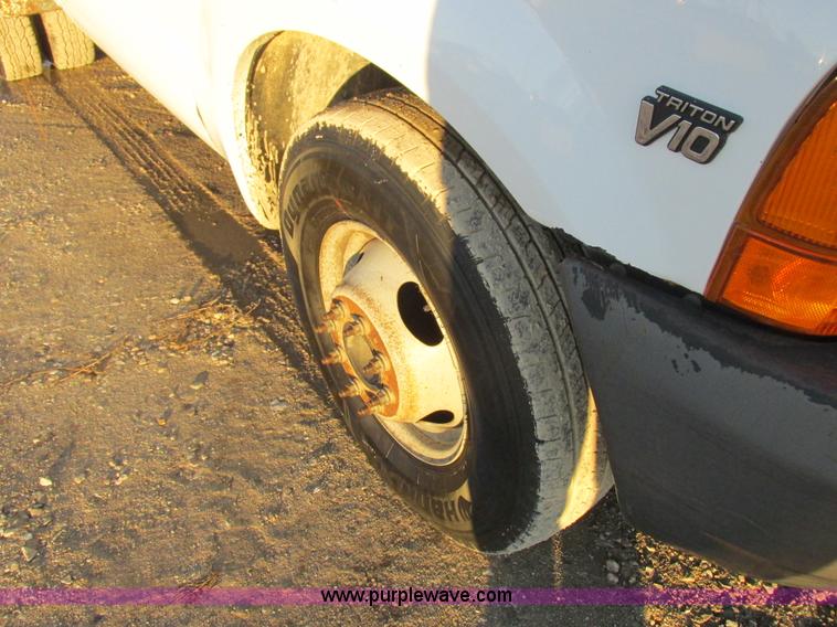 image for item K2024 1999 Ford F350 Super Duty bucket truck