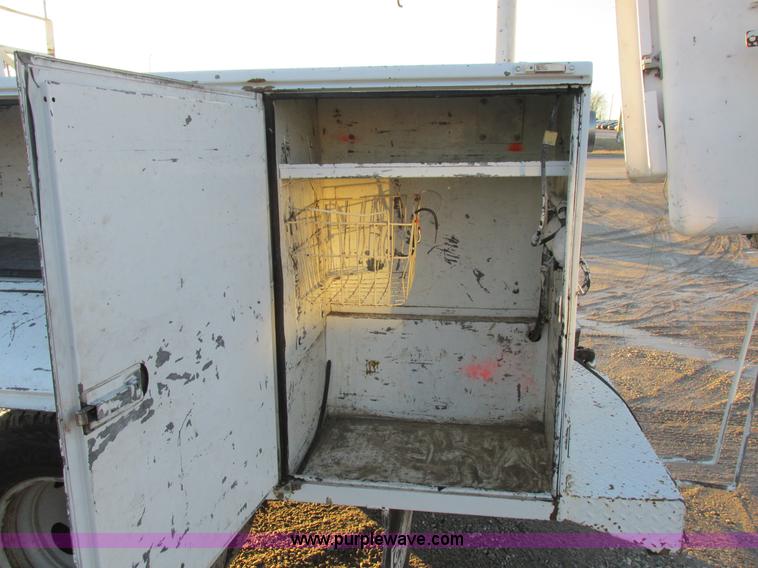 image for item K2024 1999 Ford F350 Super Duty bucket truck