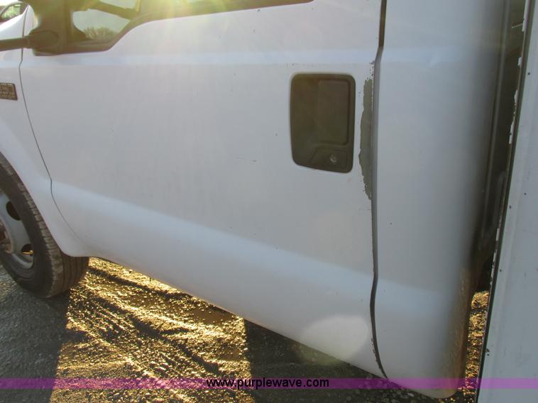 image for item K2024 1999 Ford F350 Super Duty bucket truck