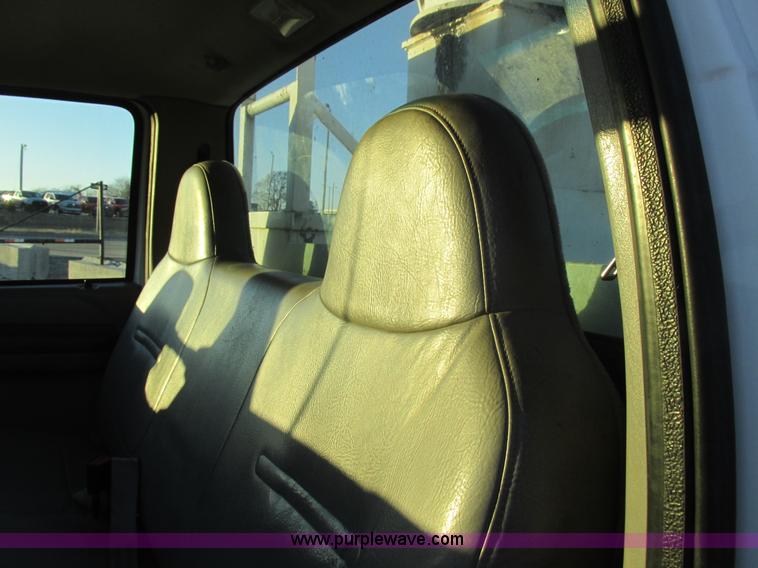 image for item K2024 1999 Ford F350 Super Duty bucket truck