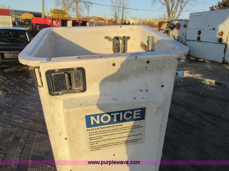 image for item K2024 1999 Ford F350 Super Duty bucket truck