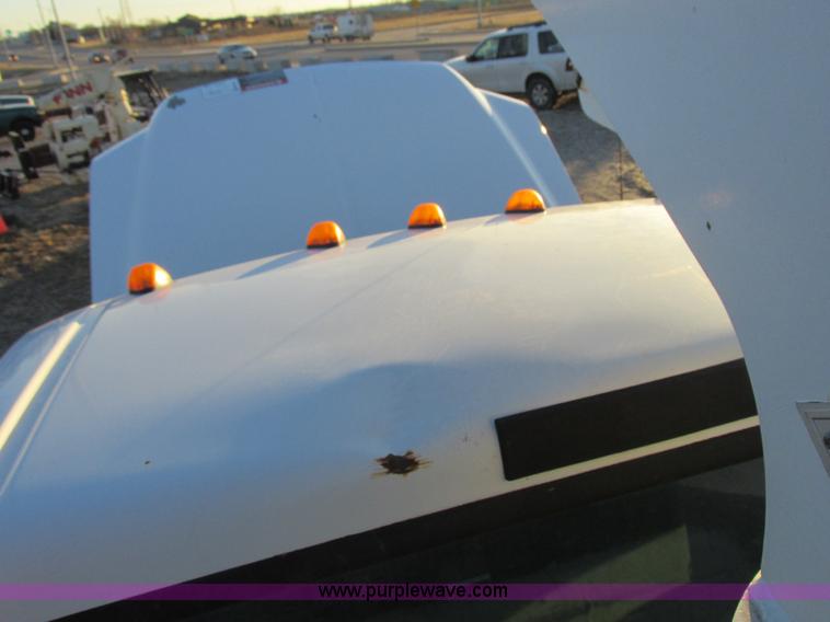 image for item K2024 1999 Ford F350 Super Duty bucket truck