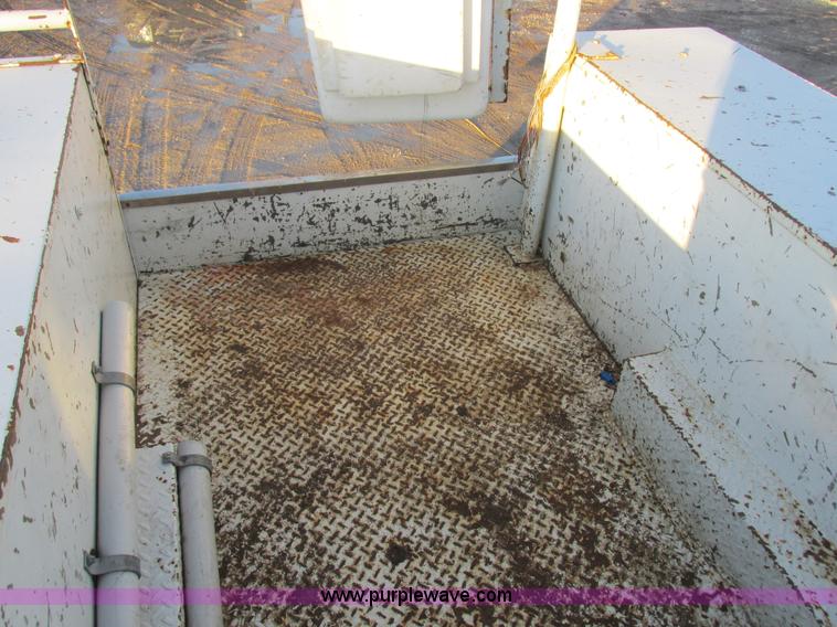 image for item K2024 1999 Ford F350 Super Duty bucket truck