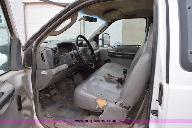 image for item K2321 2003 Ford F250 Super Duty XL SuperCab flatbed pickup truck