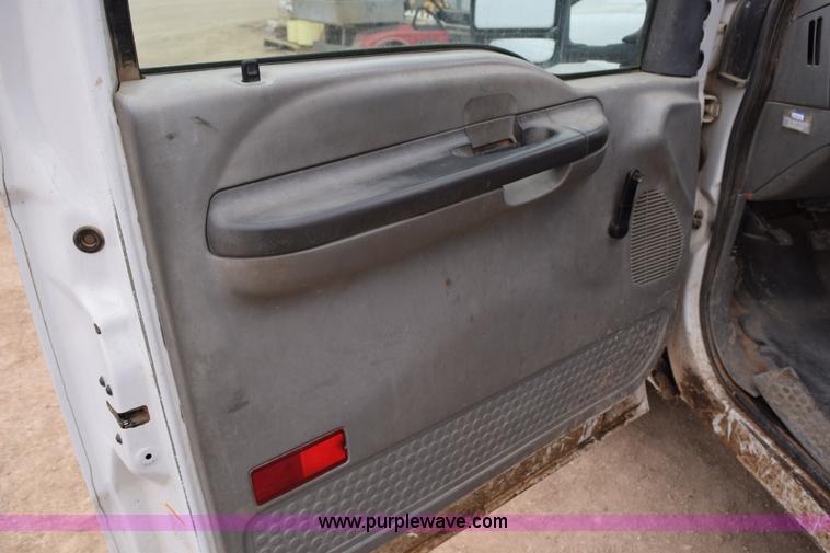 image for item K2321 2003 Ford F250 Super Duty XL SuperCab flatbed pickup truck