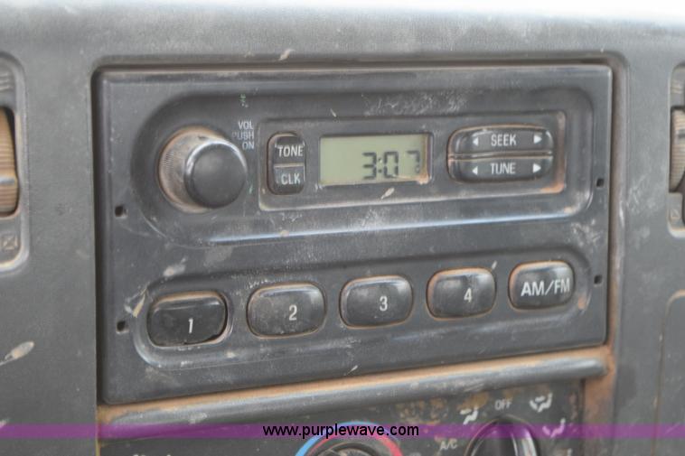 image for item K2321 2003 Ford F250 Super Duty XL SuperCab flatbed pickup truck