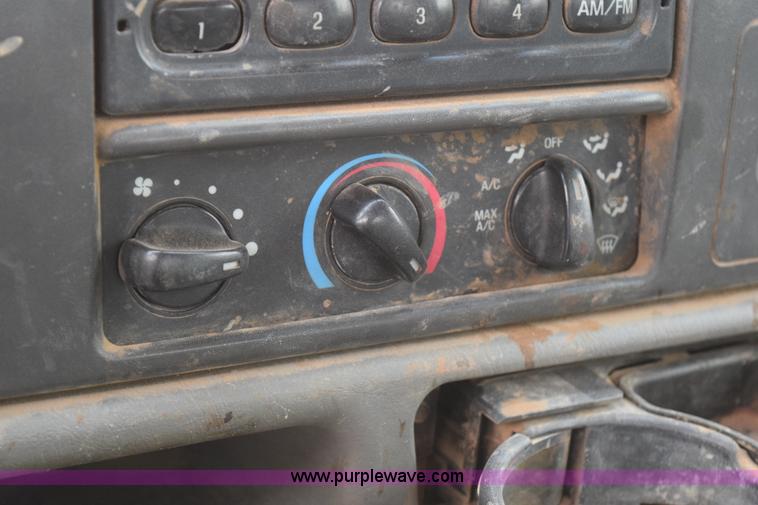 image for item K2321 2003 Ford F250 Super Duty XL SuperCab flatbed pickup truck