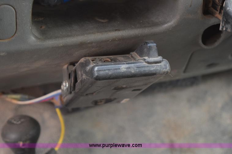 image for item K2321 2003 Ford F250 Super Duty XL SuperCab flatbed pickup truck