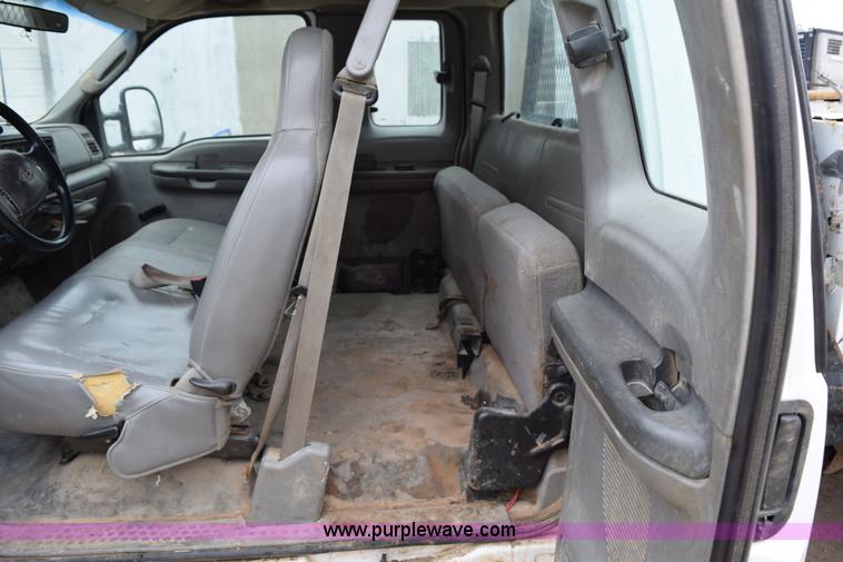 image for item K2321 2003 Ford F250 Super Duty XL SuperCab flatbed pickup truck