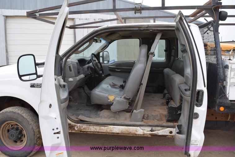 image for item K2321 2003 Ford F250 Super Duty XL SuperCab flatbed pickup truck