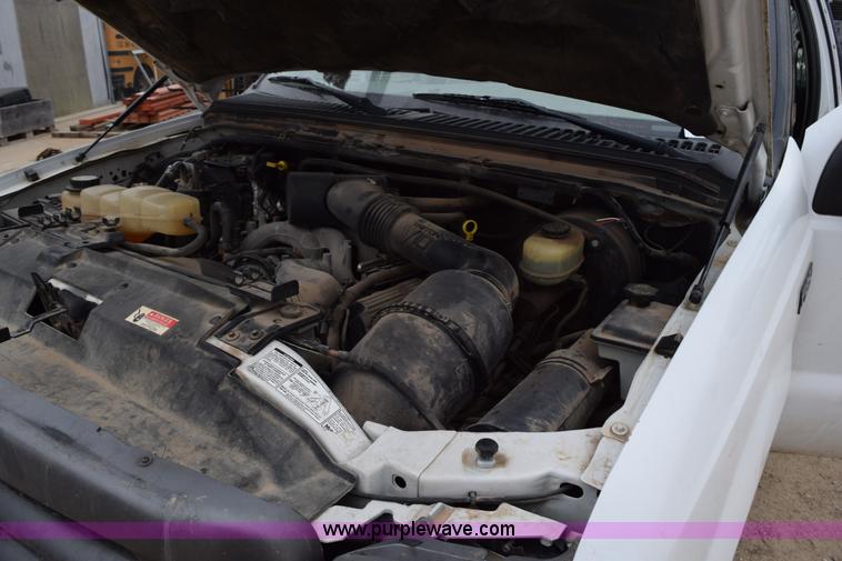 image for item K2321 2003 Ford F250 Super Duty XL SuperCab flatbed pickup truck