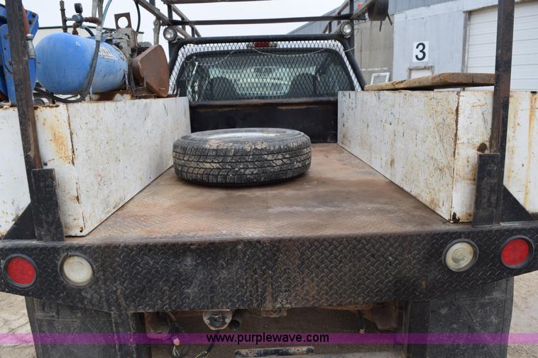 image for item K2321 2003 Ford F250 Super Duty XL SuperCab flatbed pickup truck