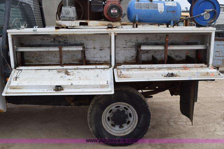 image for item K2321 2003 Ford F250 Super Duty XL SuperCab flatbed pickup truck