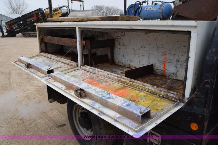 image for item K2321 2003 Ford F250 Super Duty XL SuperCab flatbed pickup truck