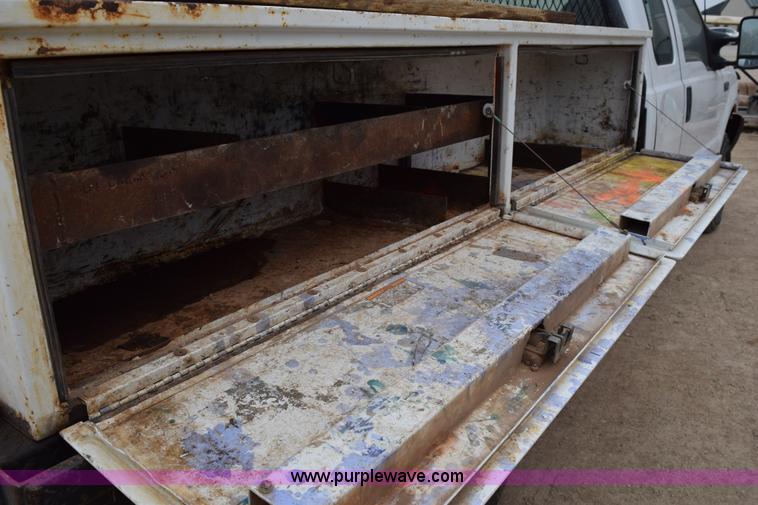 image for item K2321 2003 Ford F250 Super Duty XL SuperCab flatbed pickup truck