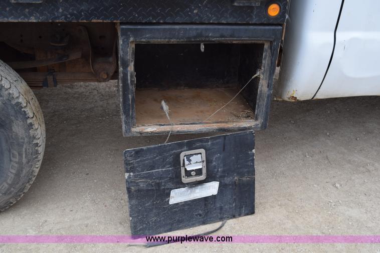 image for item K2321 2003 Ford F250 Super Duty XL SuperCab flatbed pickup truck