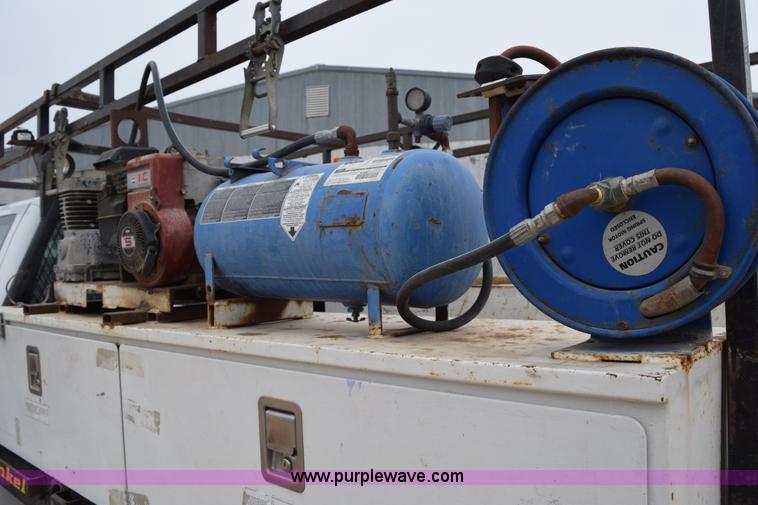 image for item K2321 2003 Ford F250 Super Duty XL SuperCab flatbed pickup truck