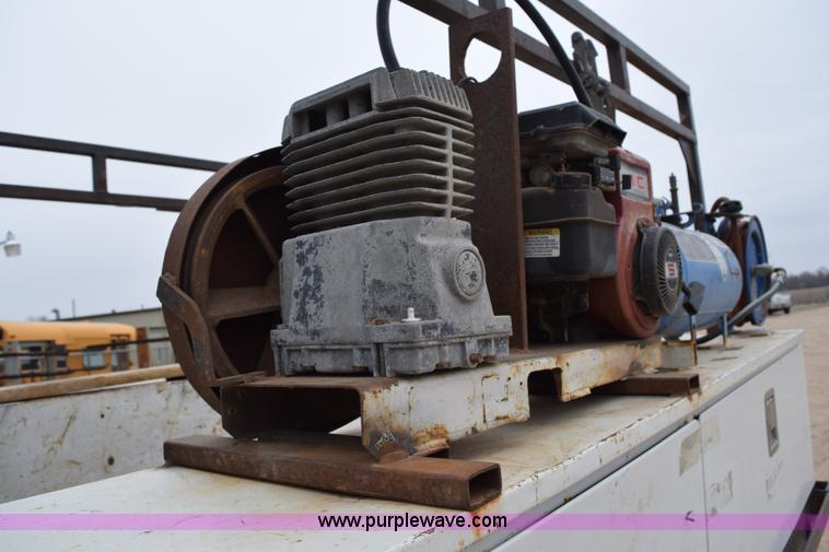 image for item K2321 2003 Ford F250 Super Duty XL SuperCab flatbed pickup truck