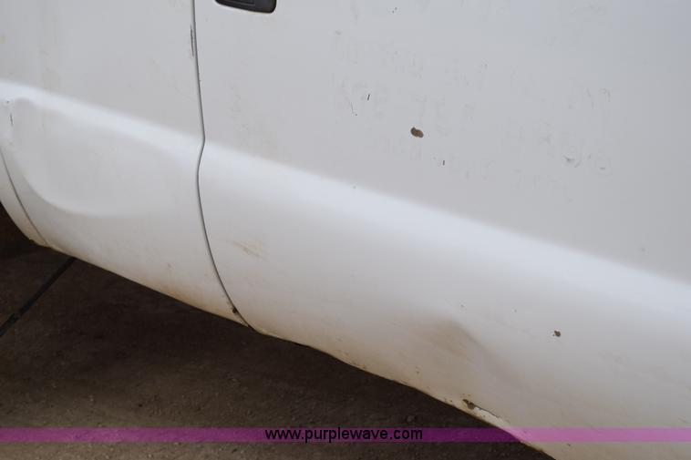 image for item K2321 2003 Ford F250 Super Duty XL SuperCab flatbed pickup truck