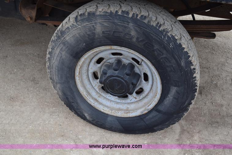 image for item K2321 2003 Ford F250 Super Duty XL SuperCab flatbed pickup truck