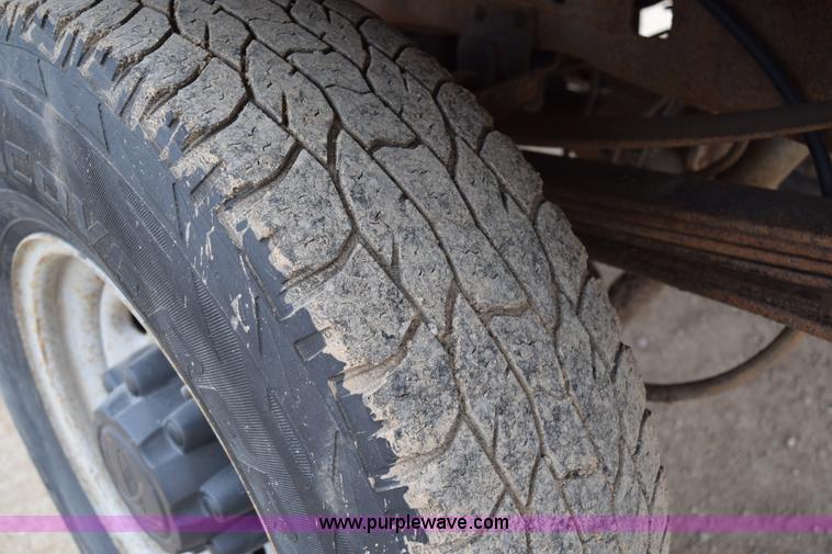 image for item K2321 2003 Ford F250 Super Duty XL SuperCab flatbed pickup truck