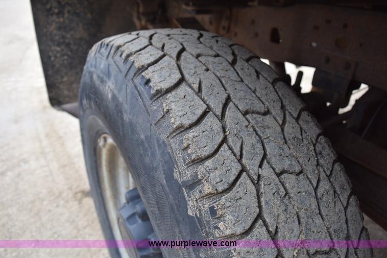 image for item K2321 2003 Ford F250 Super Duty XL SuperCab flatbed pickup truck